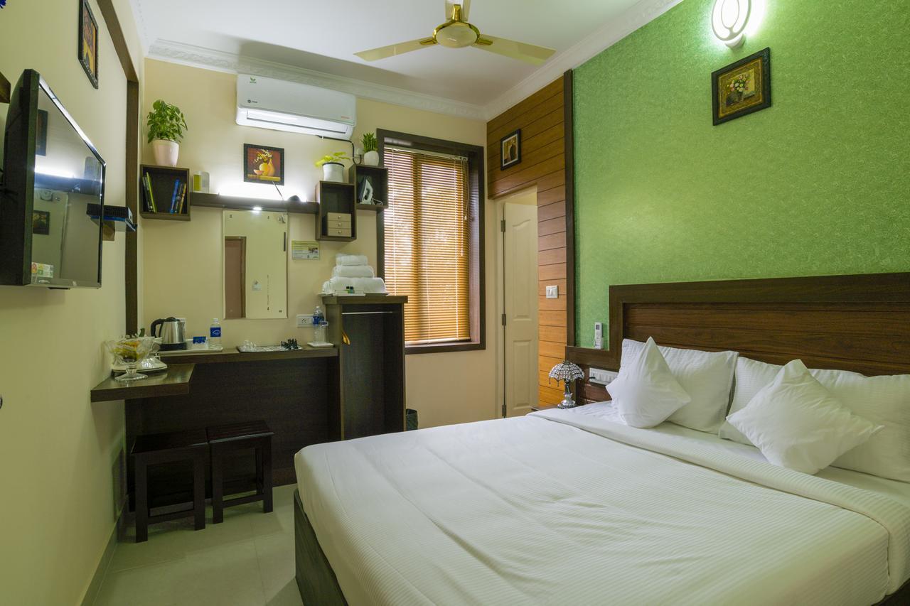 บลู เบลล์ แอร์พอร์ต โฮเต็ล Hotel เนดุมบัสเซรี ภายนอก รูปภาพ
