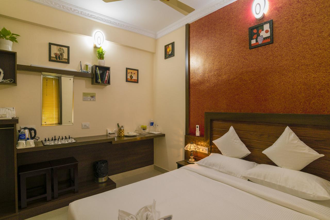 บลู เบลล์ แอร์พอร์ต โฮเต็ล Hotel เนดุมบัสเซรี ภายนอก รูปภาพ