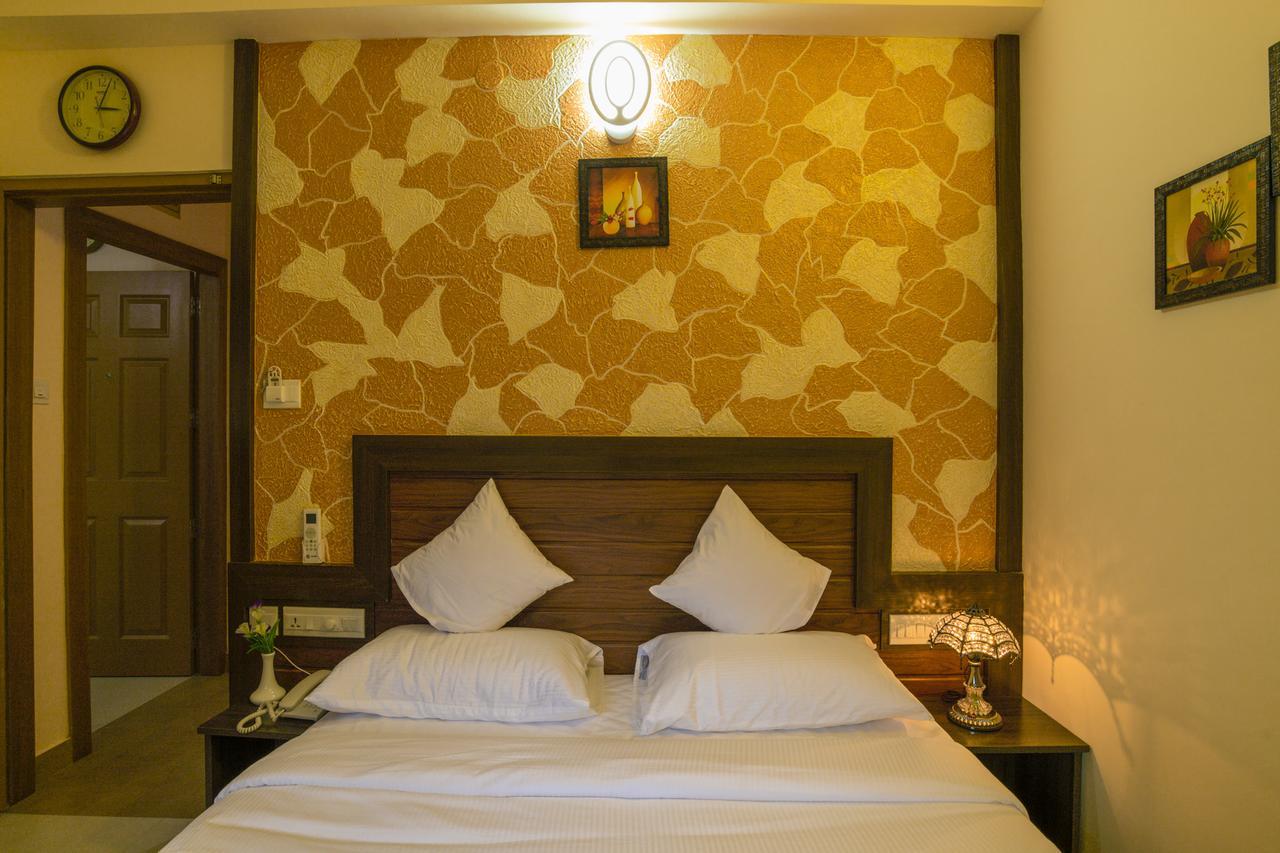 บลู เบลล์ แอร์พอร์ต โฮเต็ล Hotel เนดุมบัสเซรี ภายนอก รูปภาพ