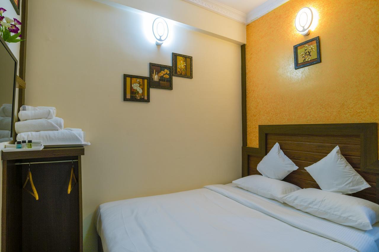 บลู เบลล์ แอร์พอร์ต โฮเต็ล Hotel เนดุมบัสเซรี ภายนอก รูปภาพ