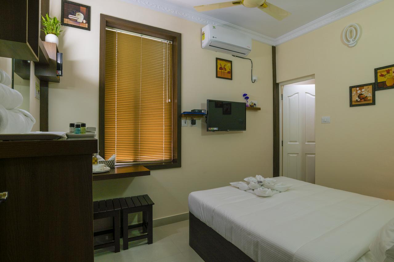 บลู เบลล์ แอร์พอร์ต โฮเต็ล Hotel เนดุมบัสเซรี ภายนอก รูปภาพ