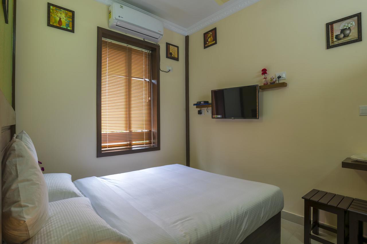 บลู เบลล์ แอร์พอร์ต โฮเต็ล Hotel เนดุมบัสเซรี ภายนอก รูปภาพ