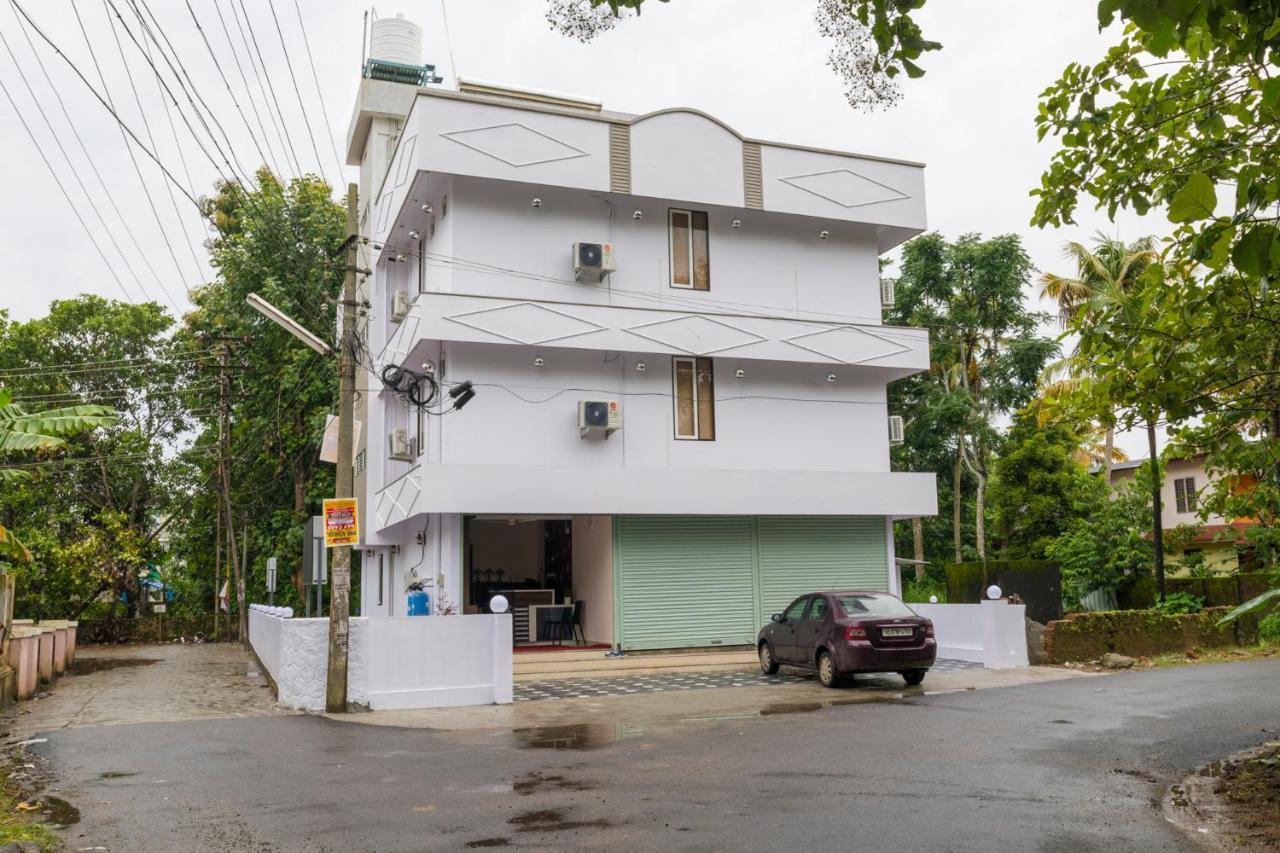 บลู เบลล์ แอร์พอร์ต โฮเต็ล Hotel เนดุมบัสเซรี ภายนอก รูปภาพ