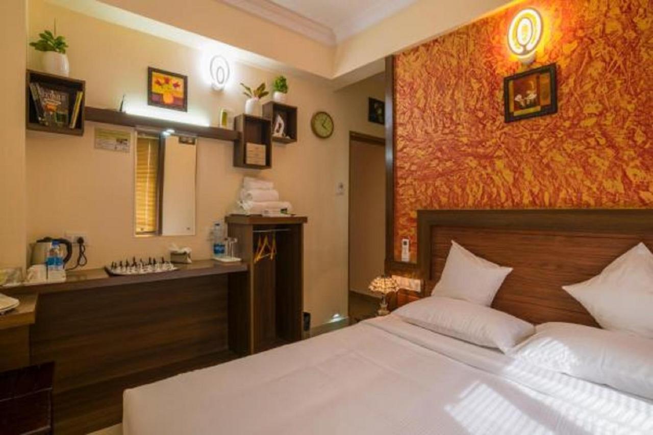 บลู เบลล์ แอร์พอร์ต โฮเต็ล Hotel เนดุมบัสเซรี ภายนอก รูปภาพ